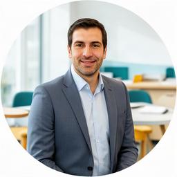 Charlie Lokman, director del centro, en una sala de atención ciudadana